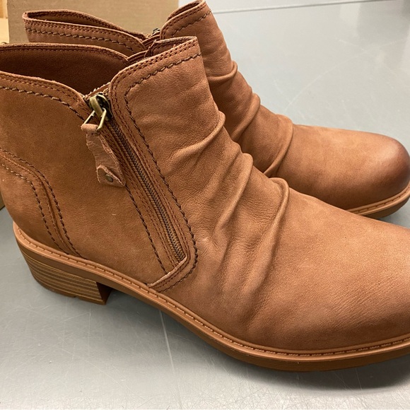 New Clarks hearth dove - tan nubuck leather booties - ankle boots - 10 - Picture 7 of 9